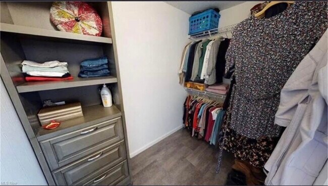 Foto del edificio - 11811 Lake Ave