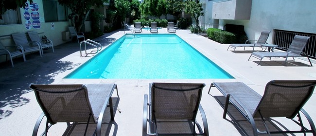 Piscina - Crown Encino Apartment Homes