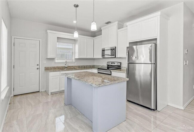 Foto del edificio - 12 Downing Ave