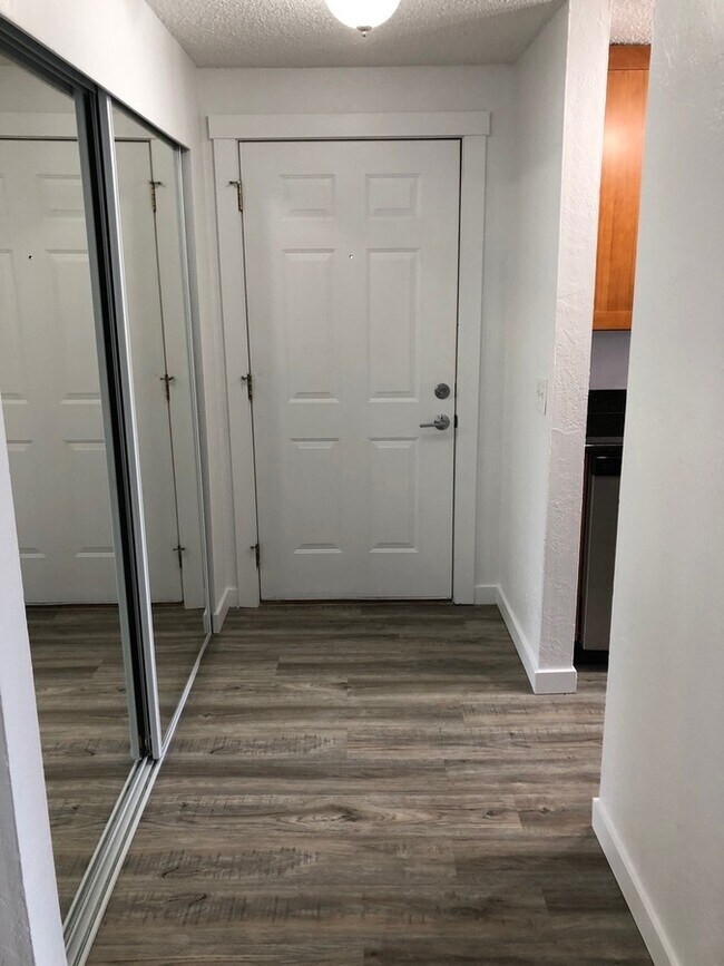 Building Photo - Spacious 3 Bedroom, 2 Bathroom Apartment w...
