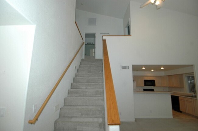 Building Photo - 3 Bedroom Townhome for Rent