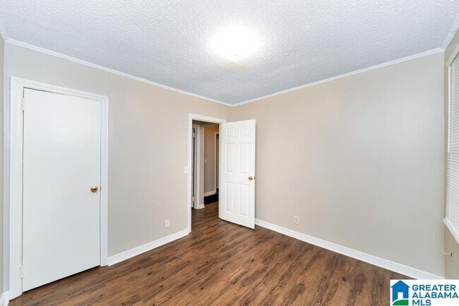 Building Photo - 901 N Highland Dr