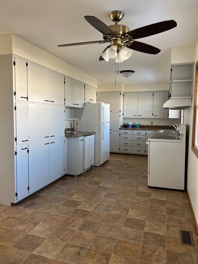Building Photo - 3 Bedroom, 2 Bath Single Family Home in St...