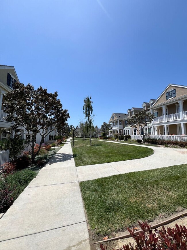 Building Photo - Spacious Townhome in Ventura!