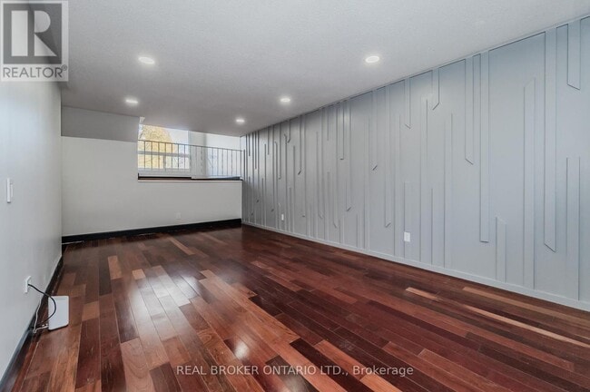 Building Photo - 550 Parkview Crescent