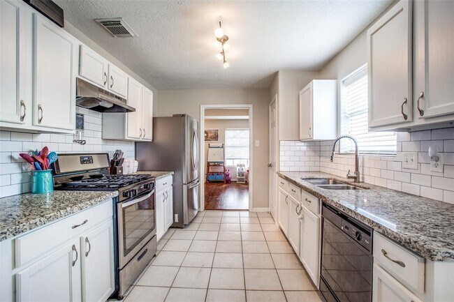Building Photo - 7822 Sativa Cir