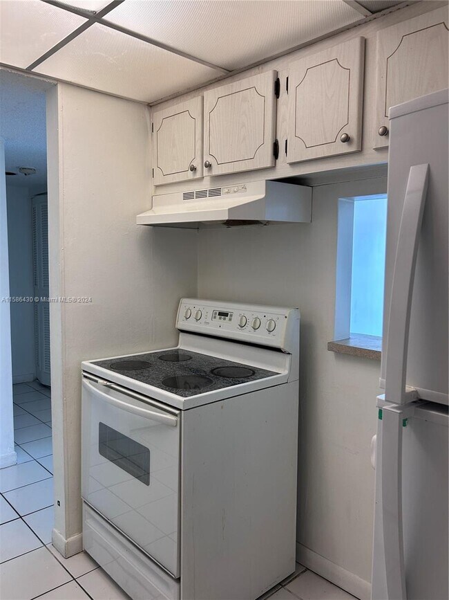 Building Photo - 14501 N Kendall Dr