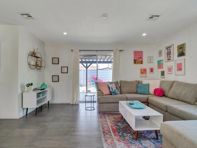 Foto del edificio - 2420 Wayne Rd