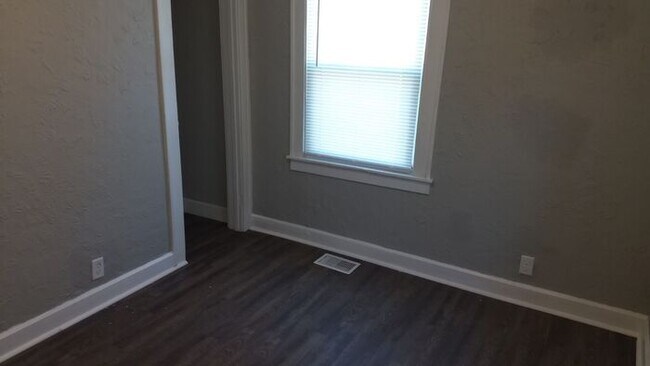 Building Photo - Nice remodeled 2 bedroom house