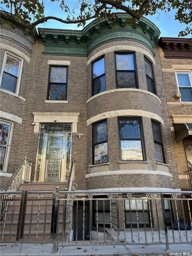 Building Photo - 554 57th St