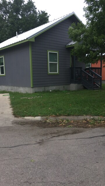 Building Photo - 1017 Fir Ln