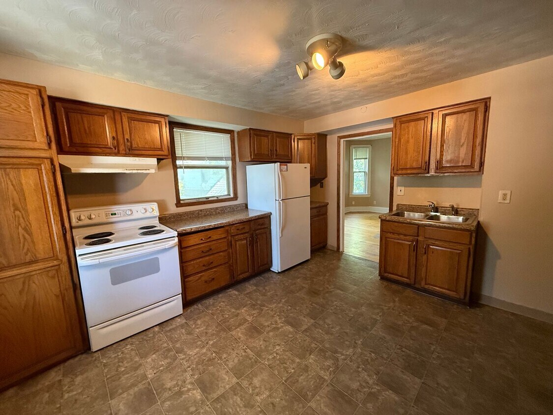 Foto principal - 719 Edmund Ave W