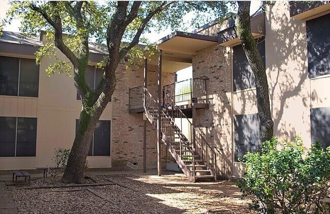 Building Photo - 1020 Fox Ave
