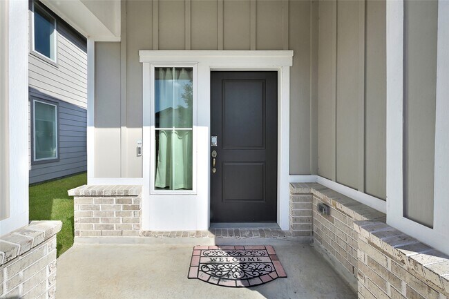 Building Photo - 7214 Clearwater Cv Dr