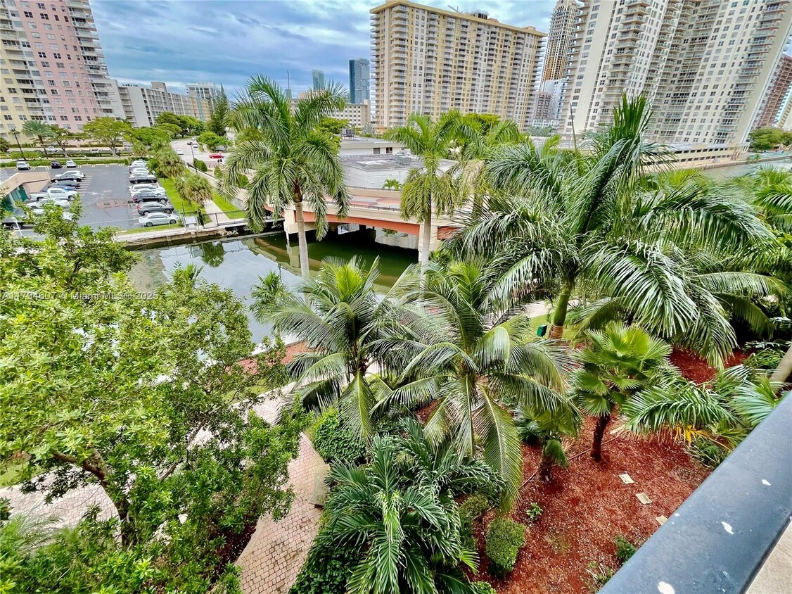 Foto principal - 17150 N Bay Rd