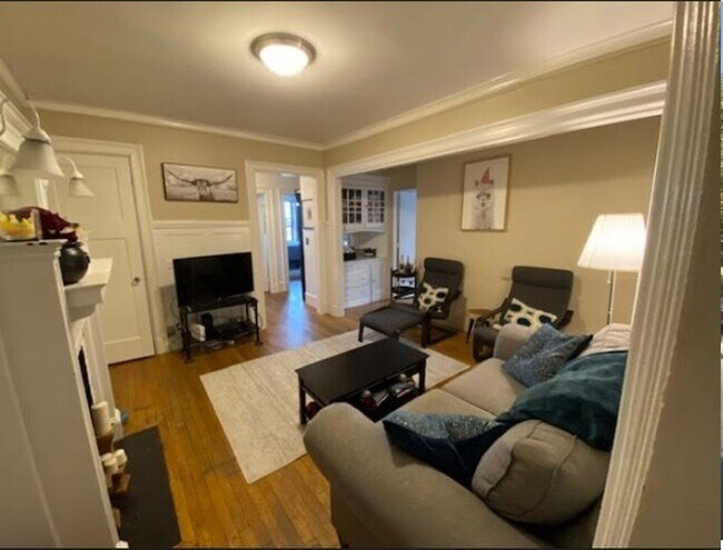 Foto del edificio - Charming 3 Bedroom- NO Broker FEE