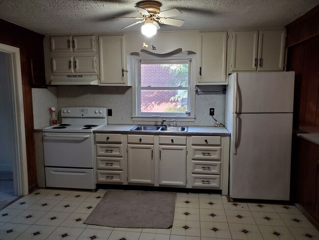 Building Photo - Lots of Space