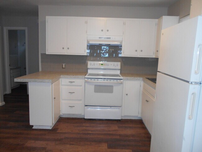 Building Photo - Spacious Duplex with Off-Street Parking