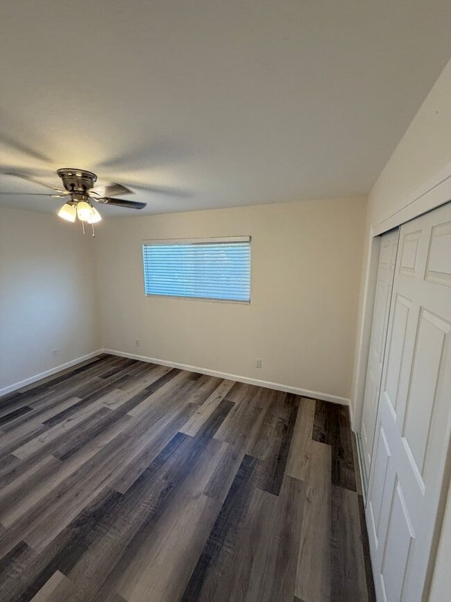 Building Photo - Recently Renovated 2BD/1BA Triplex Unit - Conveniently Located!