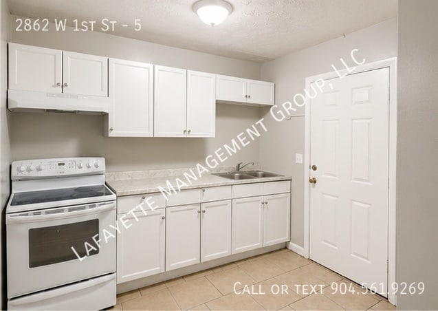 Building Photo - 2862 W 1st St