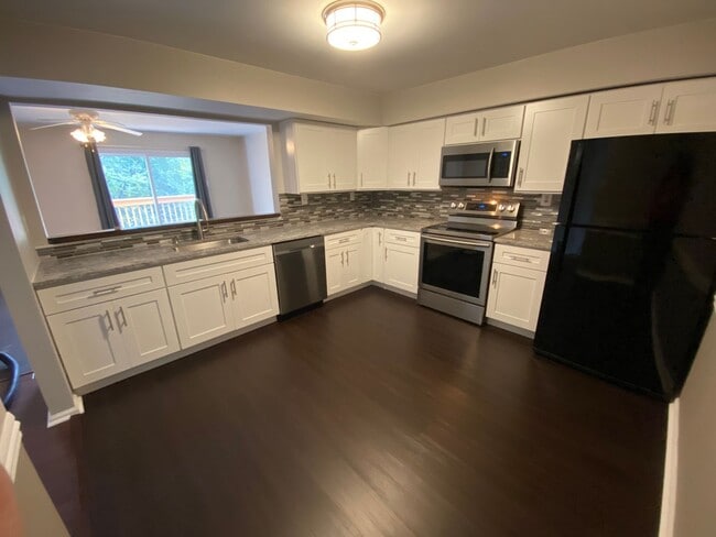 Building Photo - 3 Bed, 2.5 Bath Townhome in Plum Tree Vill...