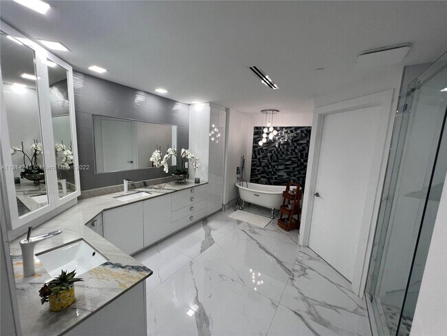 Building Photo - 3415 N Ocean Dr