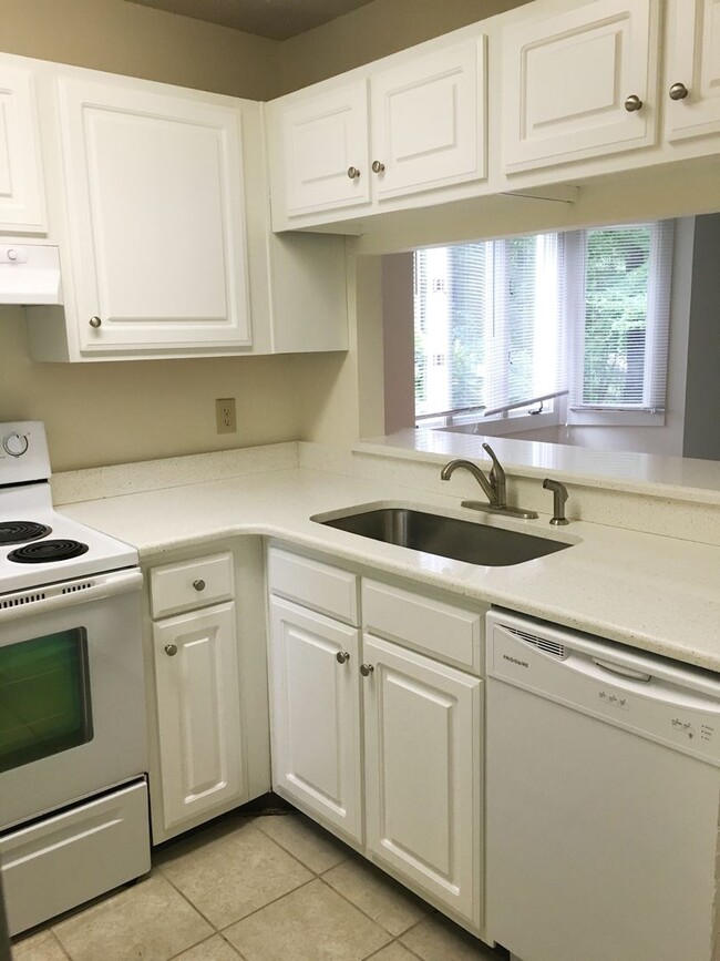 Building Photo - Updated, polished 2br END UNIT in Mill Cre...