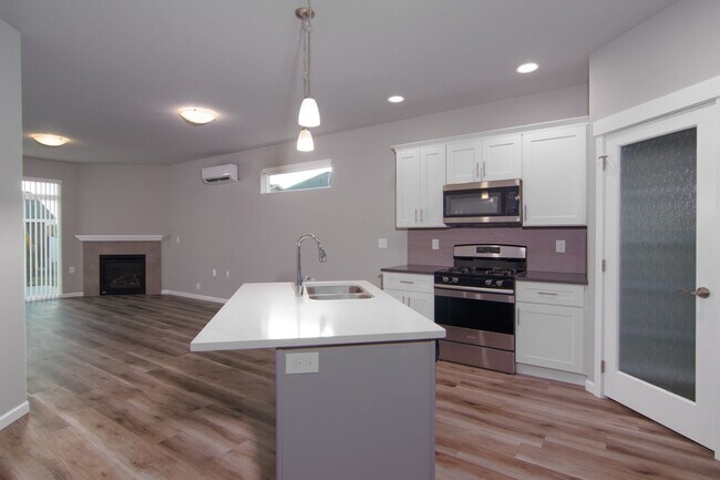 Building Photo - 2 Bed 2 Bath Single level home in Gated pr...