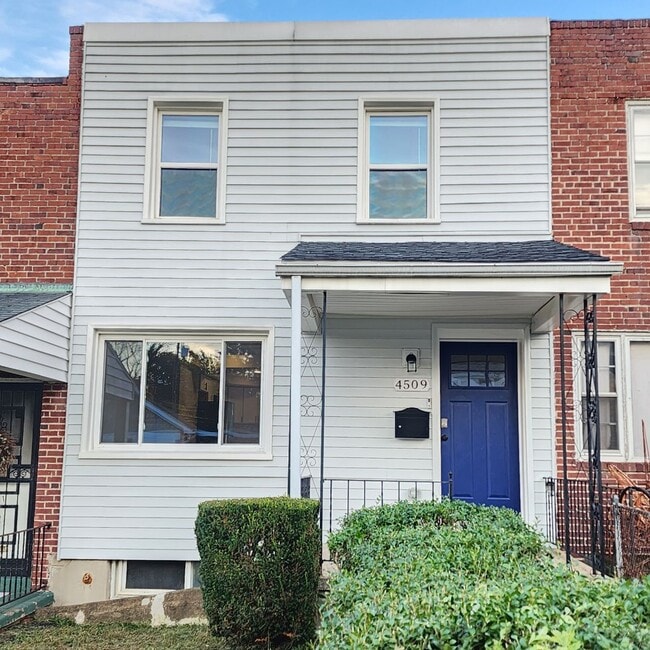 Building Photo - Newly Renovated 3-Bedroom 2-Bathroom Town ...