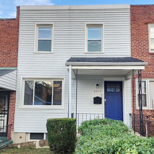 Foto del edificio - Newly Renovated 3-Bedroom 2-Bathroom Town ...