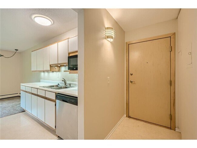 Foto del edificio - 4654 Cedar Lk Rd S