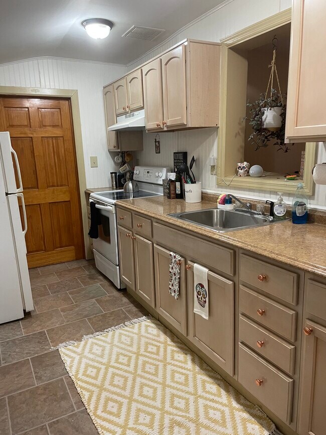 Cocina con mucho espacio en la encimera. - 506 N McKean St