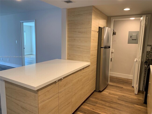 Foto del edificio - 120 Lakeview Dr