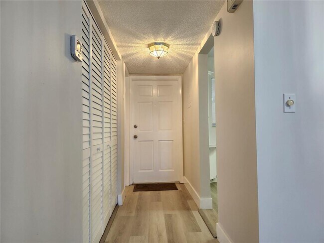 Foto del edificio - 8121 SW 24th Ct