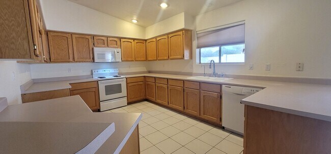Foto del edificio - UNFURNISHED GREAT SINGLE FAMILY HOME