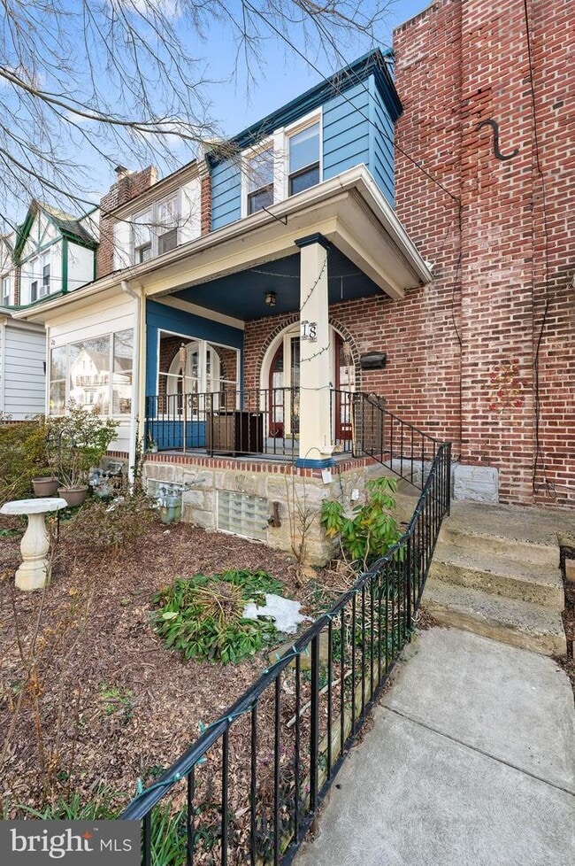Building Photo - 18 E 6th St