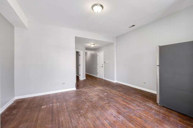 Building Photo - 4421 S Prairie Ave