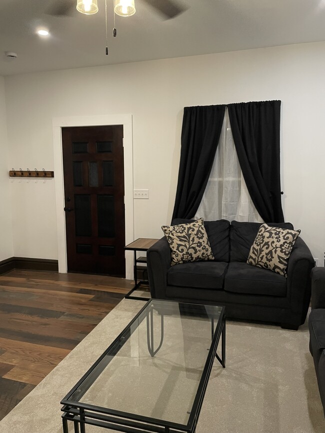 Foto del edificio - 53 Lincoln Ave W