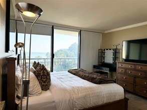 Building Photo - 5220 Seawall Blvd