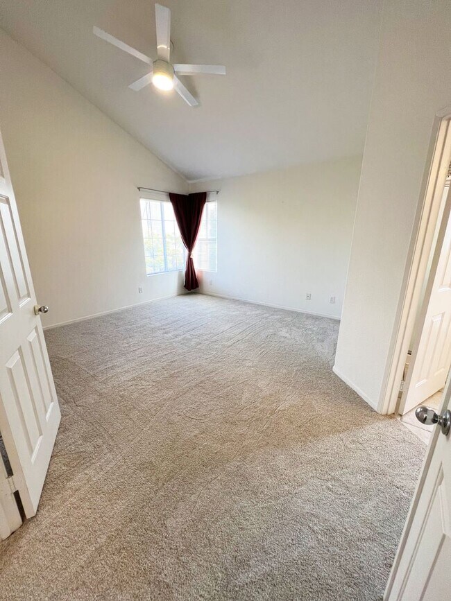 Foto del edificio - Large Townhome - 3 Bed/ 3 Bath with 2 car garage in Carmel Valley!