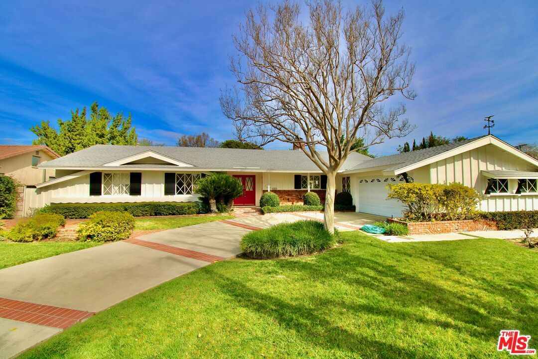 Foto principal - 23431 Clarendon St