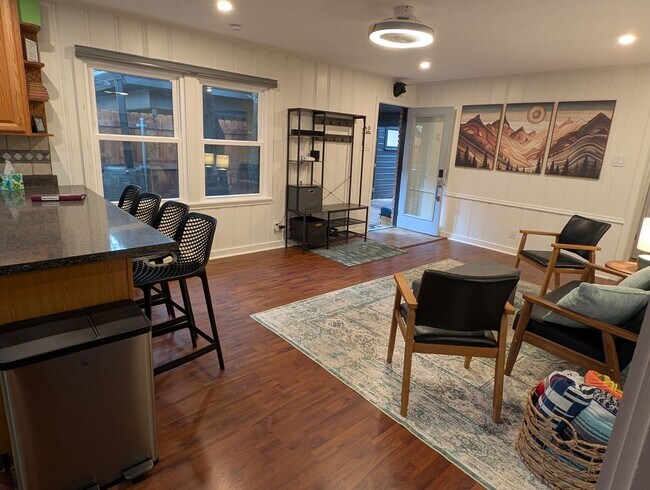 Foto del edificio - 4421 Cedar Mountain Dr