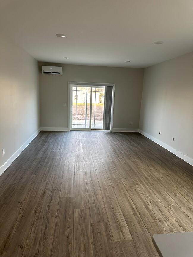 Building Photo - 252 Liam Ln