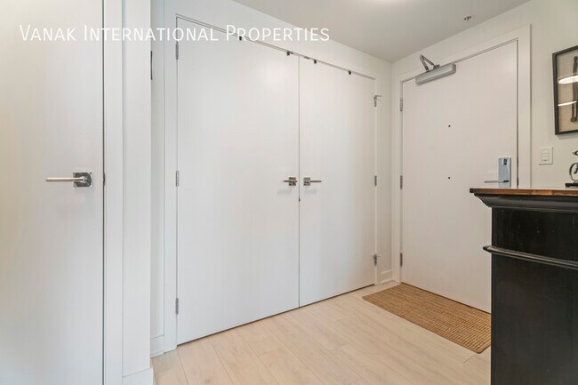Photo du bâtiment - PANORAMIC VIEWS | LUXURY 1 BDRM + DEN at H...