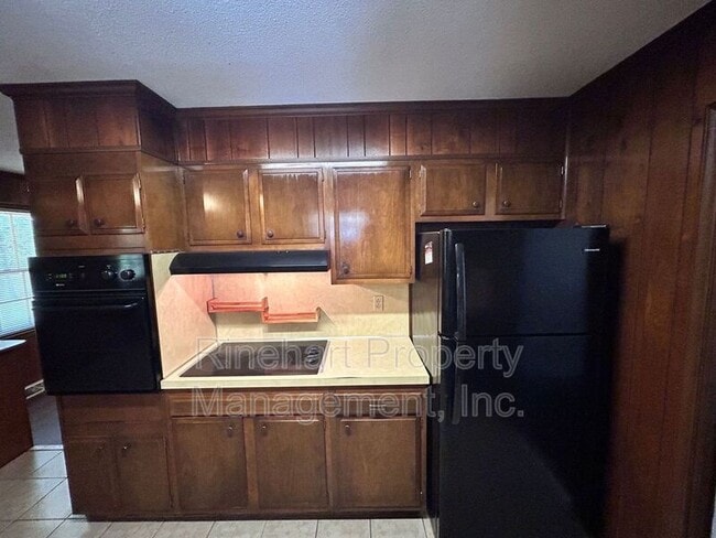 Building Photo - 699 University Dr