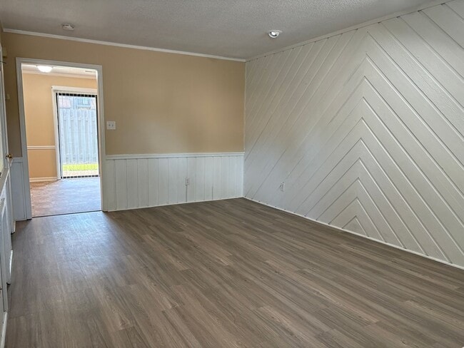 Building Photo - 2 Bedroom, 1.5 Bathroom Condo in Winston-S...