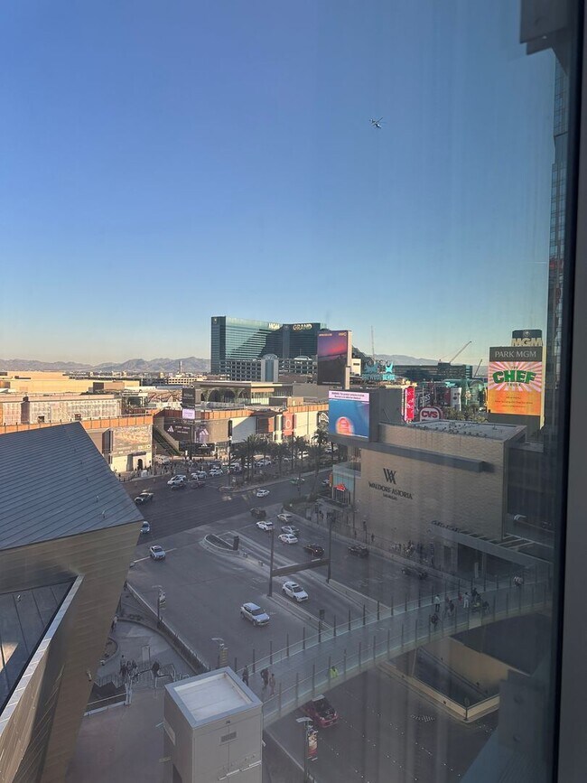 Foto del edificio - Furnished High-Rise on The Strip