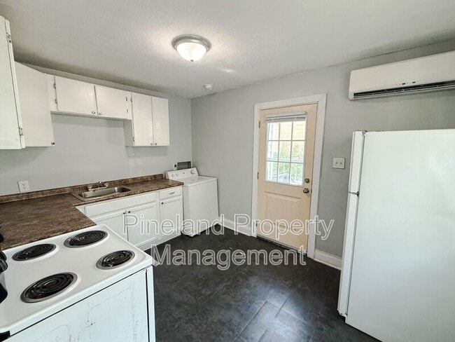 Building Photo - 2108 Rogers Dr