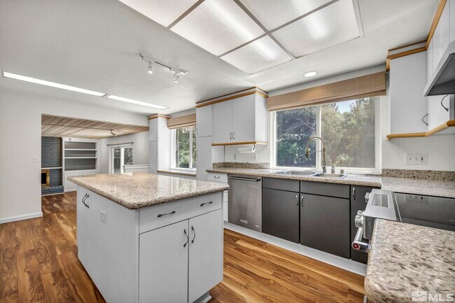 Foto del edificio - 840 Twin Pines Rd