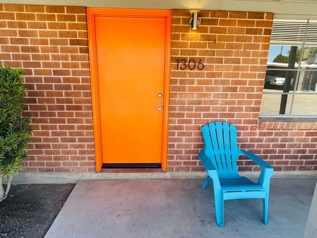 Building Photo - Fully Remodeled 2 Bed / 1 Bath Unit in Cen...